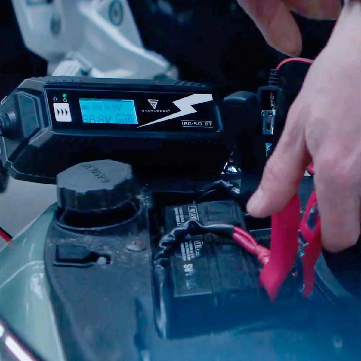 STAHLWERK Batterieladegerät IBC-50 ST mit Mikroprozessor und 4 Lademodi für 6V/12V AGM, VRLA, MF, SLA und GEL-Batterien | Intelligentes Ladegerät für Auto und Motorrad - Image 6