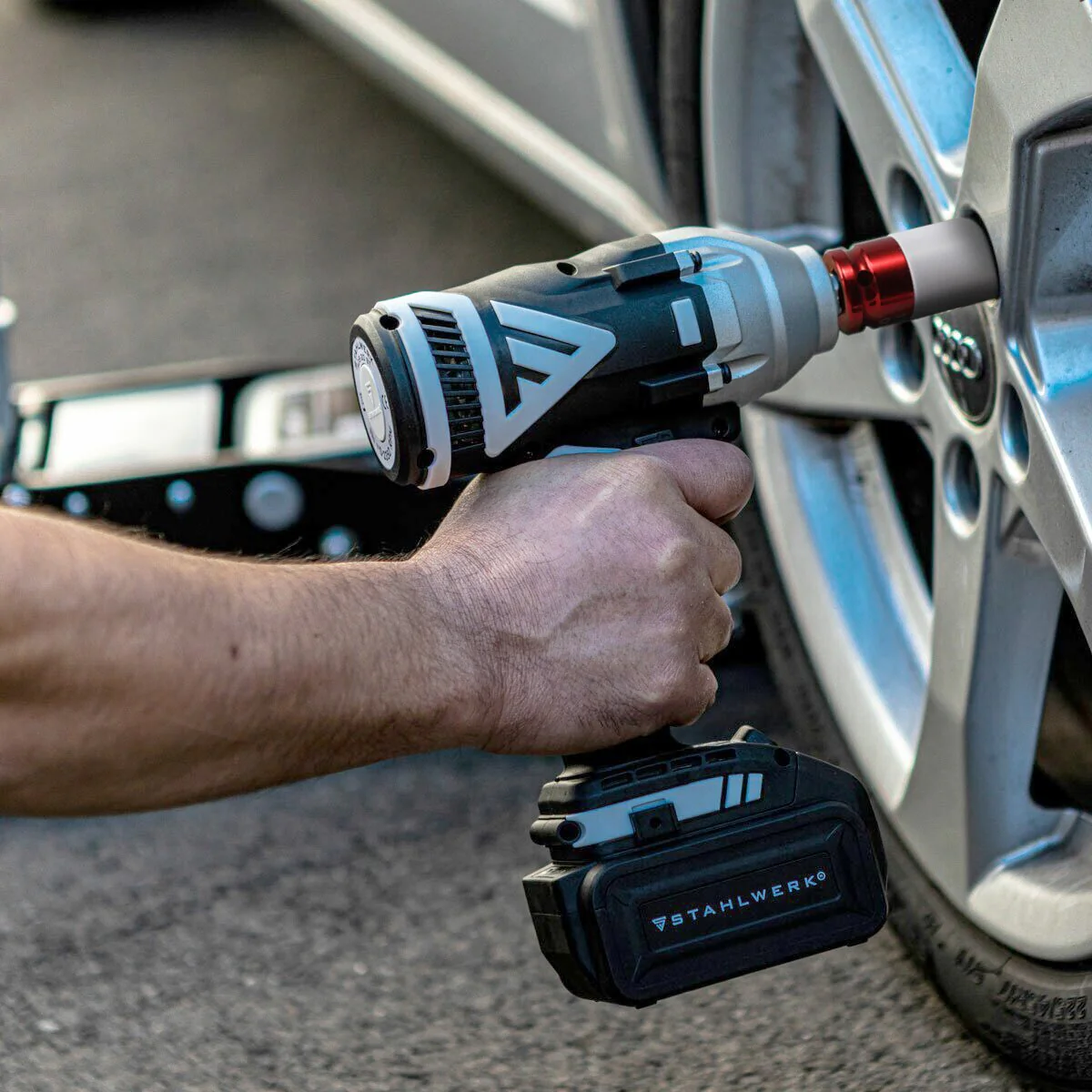STAHLWERK Ladegerät BC-90 ST Akku Schnellladegerät | Charger mit 3 A Ladestrom und LED-Anzeige für 18 V | 20 V Li-Ion Akkus von Akkuschraubern, Akkubohrern, Akkuwinkelschleifern, Akkusägen - Image 8