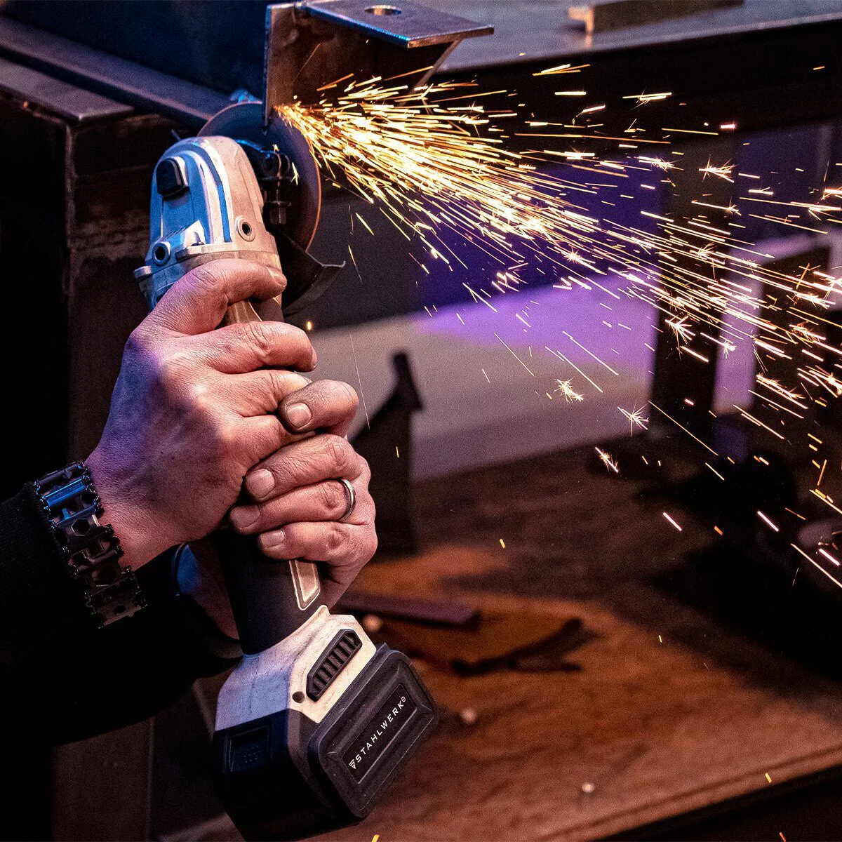 STAHLWERK Ladegerät BC-90 ST Akku Schnellladegerät | Charger mit 3 A Ladestrom und LED-Anzeige für 18 V | 20 V Li-Ion Akkus von Akkuschraubern, Akkubohrern, Akkuwinkelschleifern, Akkusägen - Image 9